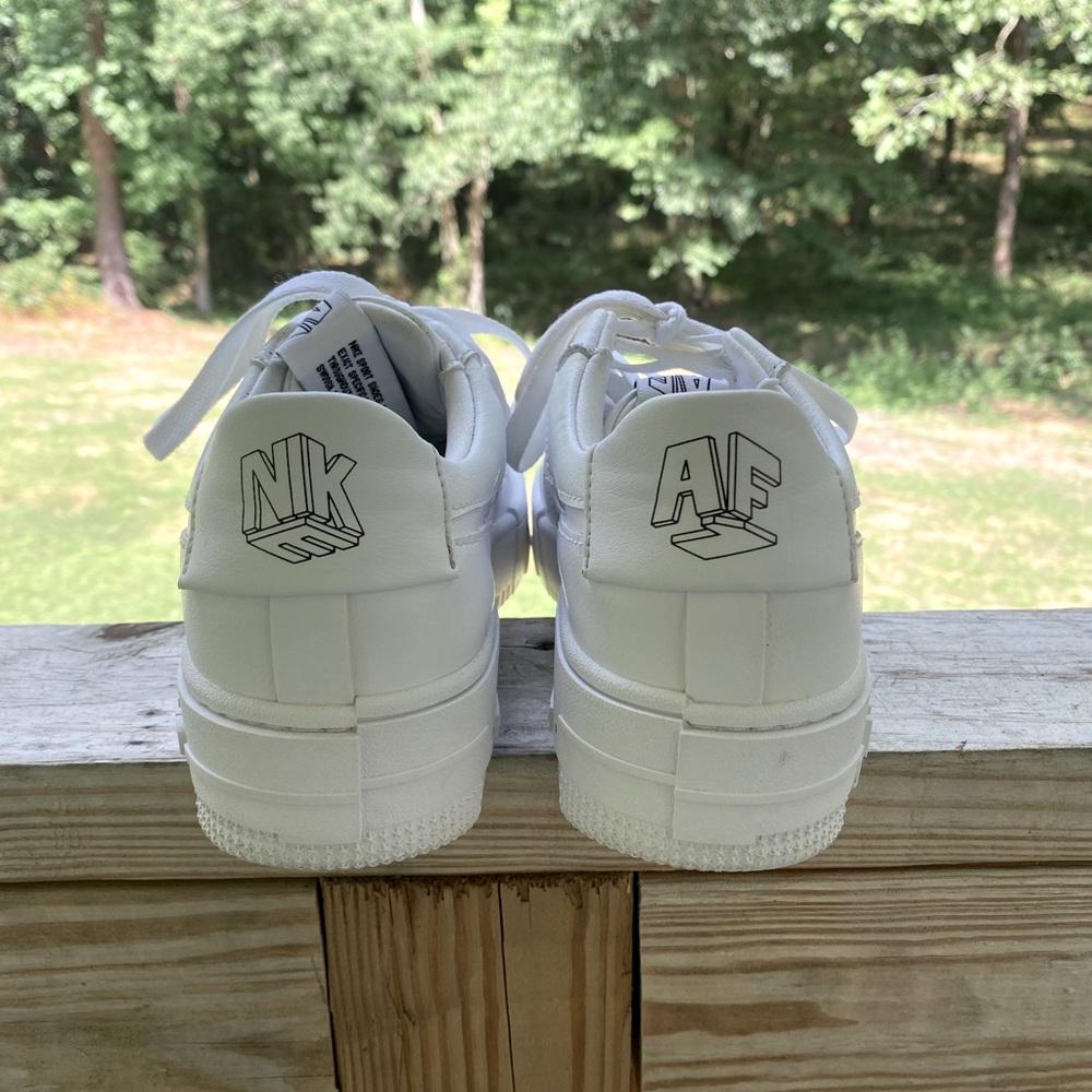 Women’s sz 6 Nike Air Force ones in excellent condition!